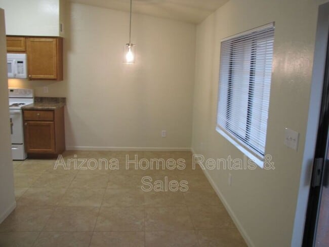 Building Photo - 623 S Kacee Ave