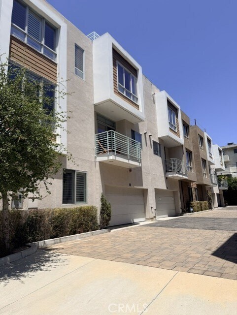 Building Photo - 1400 N Fuller Ave