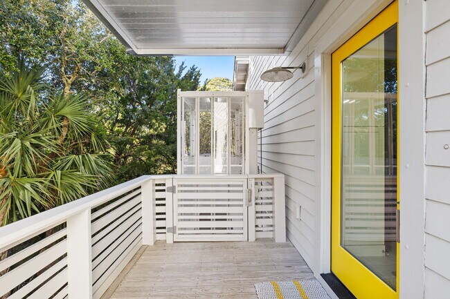 Building Photo - 508 E Huron Ave