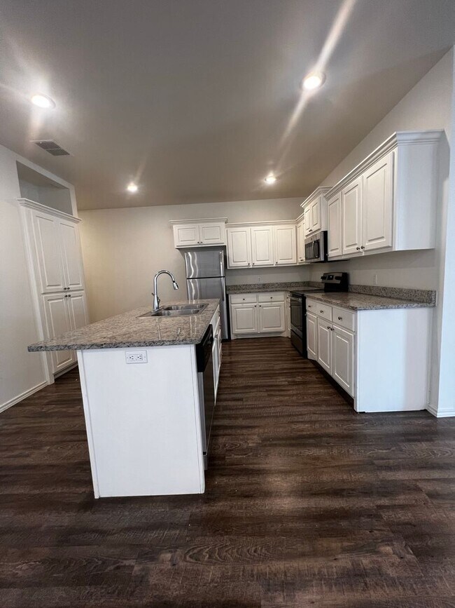 Building Photo - JULY PRE-LEASE! Spacious Townhome
