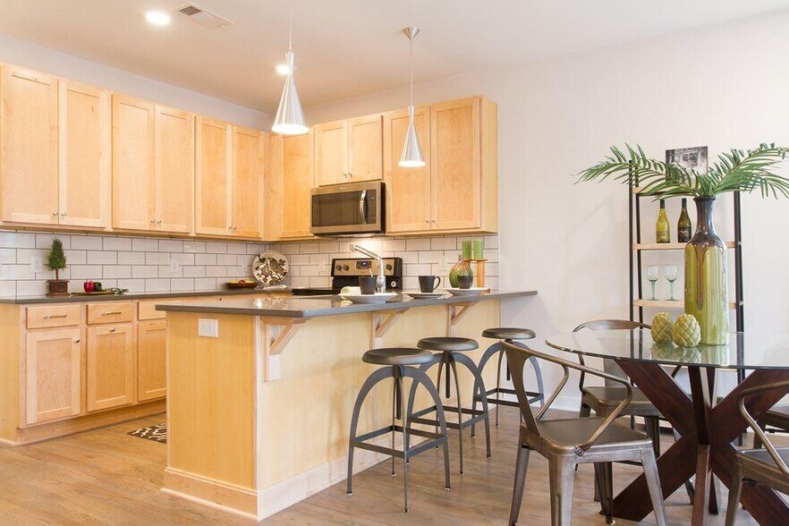 Building Photo - 1035 Chester Ave