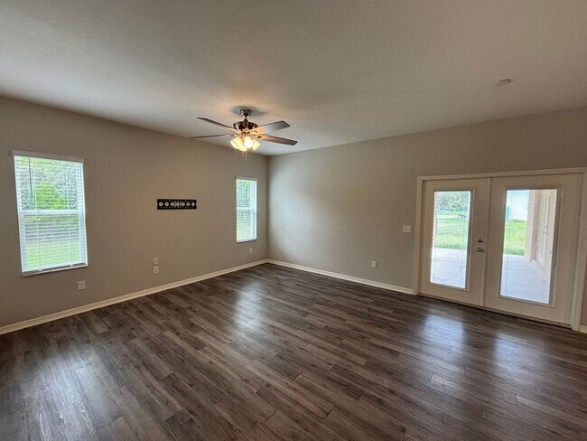 Building Photo - 4 bedroom / 3 bath in great neighborhood - WON'T LAST!