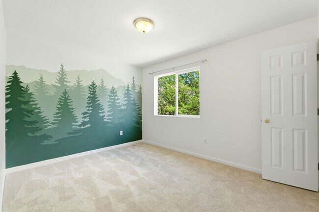 Building Photo - 3-bed + office, 2-bath home, minutes to Denver and close to outdoor recreation areas