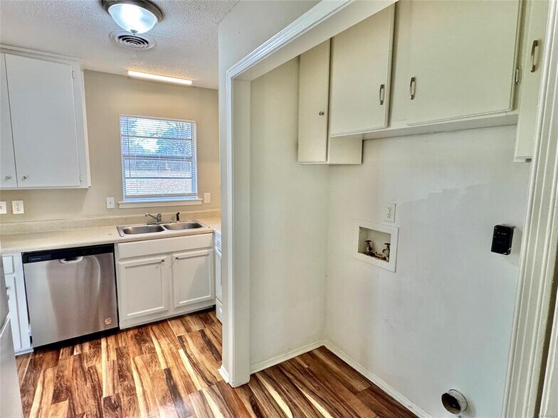 Building Photo - 523 Placid Dr