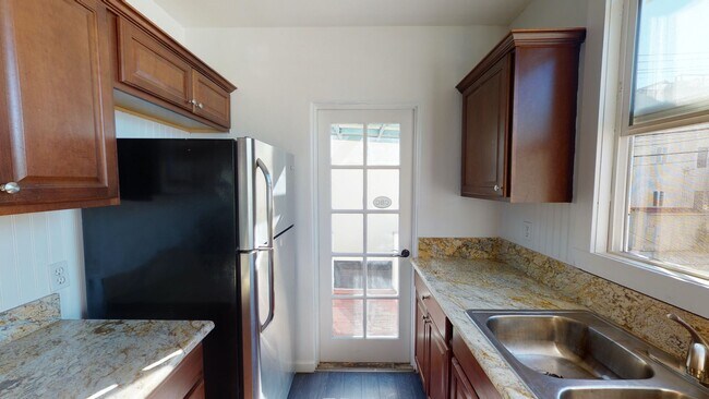 Building Photo - Charming One Bedroom Apartment in Tropican...