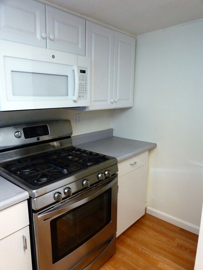 Building Photo - MON301