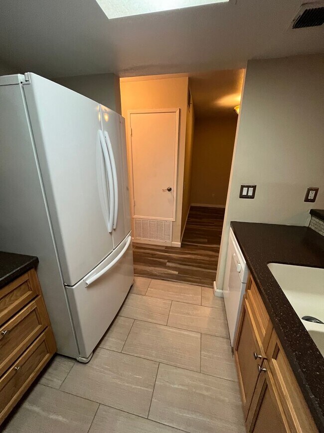 Building Photo - Darling 2+2 Condo W/Views + Amenities in g...