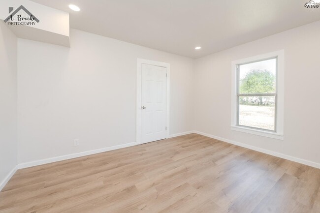 Building Photo - 415 N Oak St