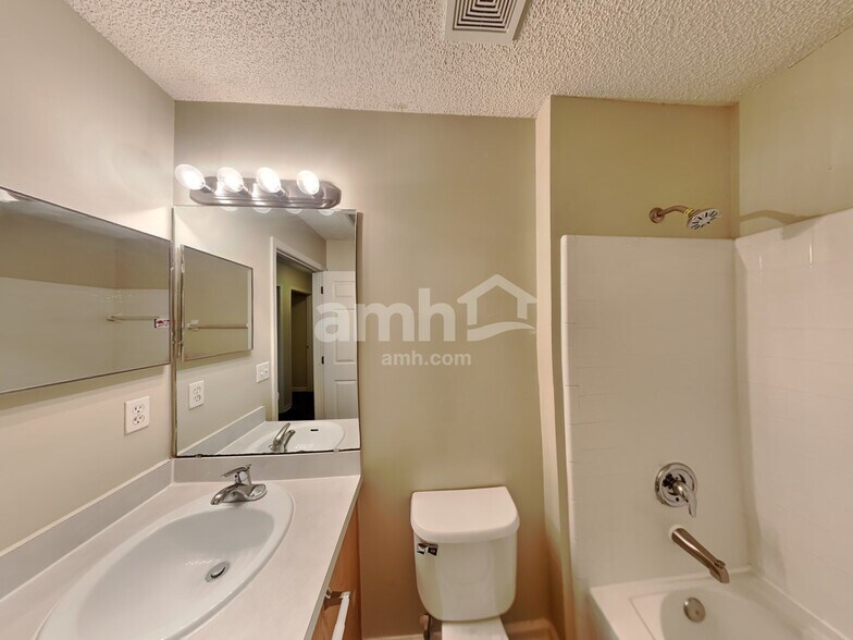 Building Photo - 12612 Ashglen Dr N