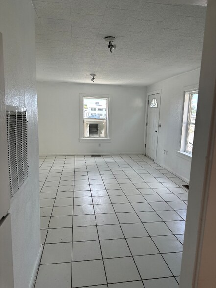 Building Photo - 426 Silver St