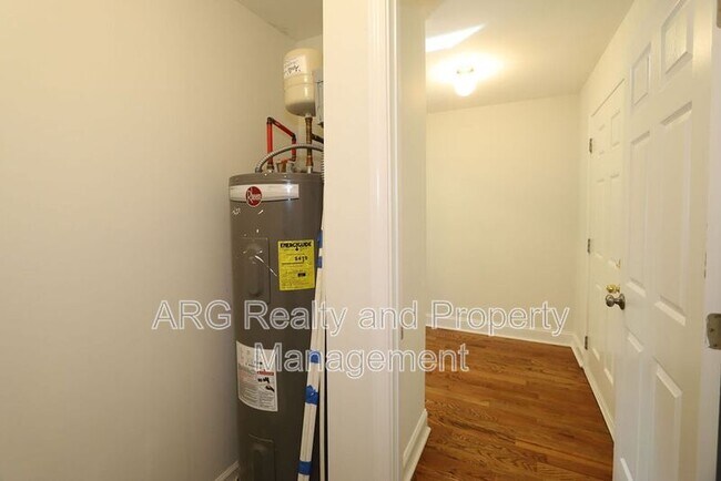 Building Photo - 1095 Ira St SW