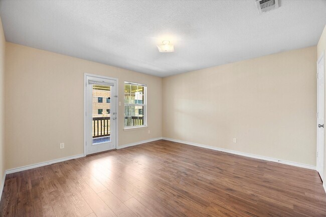 Building Photo - 1100 Camelot Dr