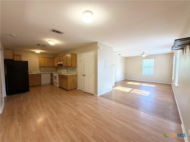 Primary Photo - 898 Advance St