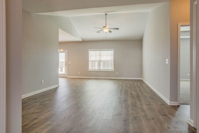 Building Photo - ***  COMING SOON!   ***  Stylish and comfo...