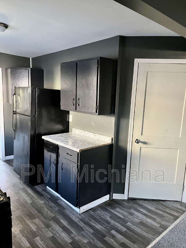 Building Photo - 261 N Kenmore St