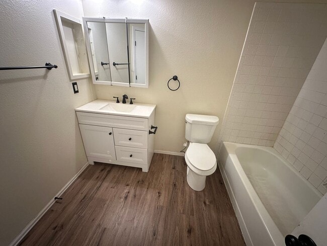 Building Photo - 3 Bedroom 2 Bath home