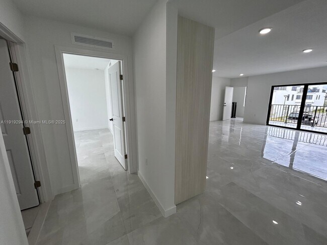 Building Photo - 14568 SW 261 St Ter