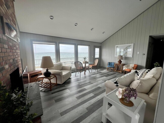 Building Photo - 1355 Watersedge Way