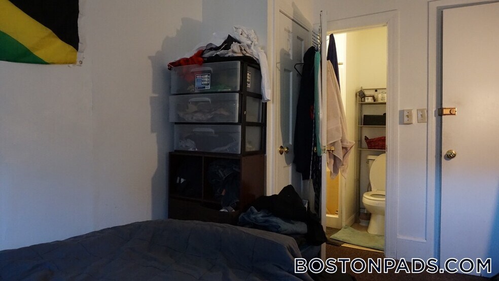 Building Photo - 405 Beacon St