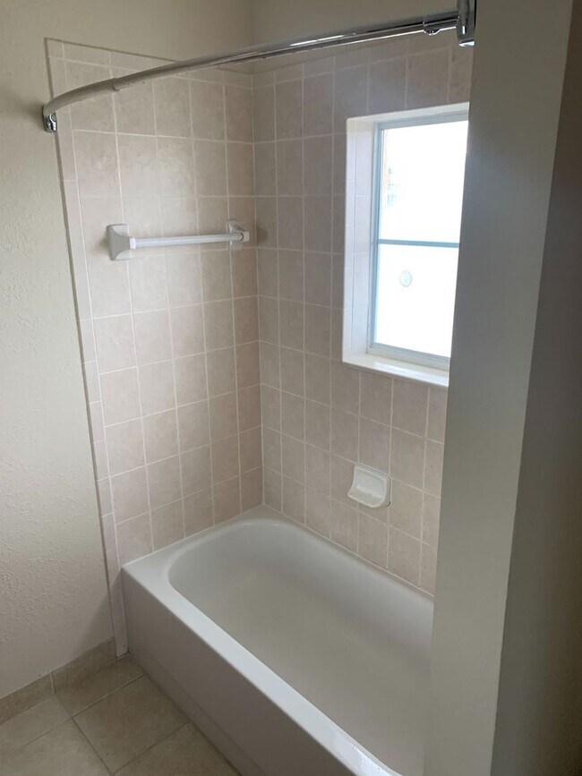 Building Photo - Beautiful Townhouse Style Apartment availa...
