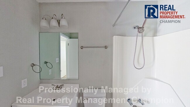 Building Photo - Adorable 2 BD/1 BA Duplex with Covered Back Patio