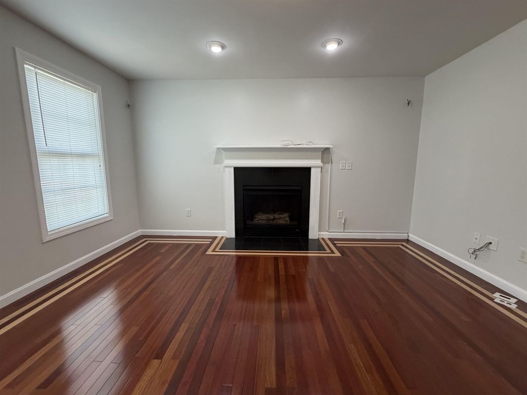 Building Photo - 8 Normandy