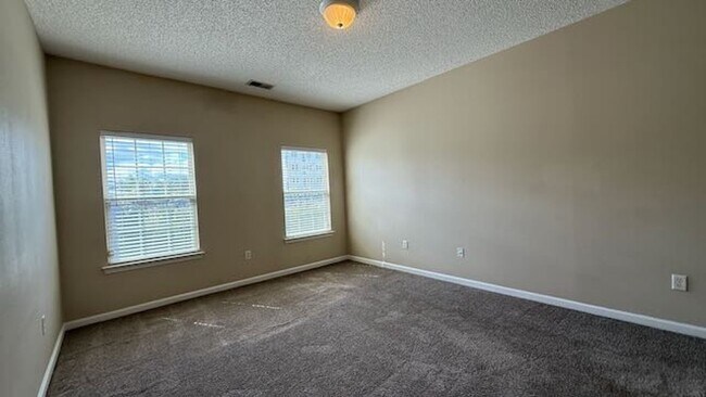Building Photo - 3 bedroom - 2 bathroom - Stonelake Townhom...
