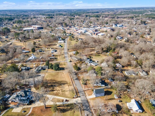 Building Photo - Brand New 4 Bedroom Home - Walk to Downtow...