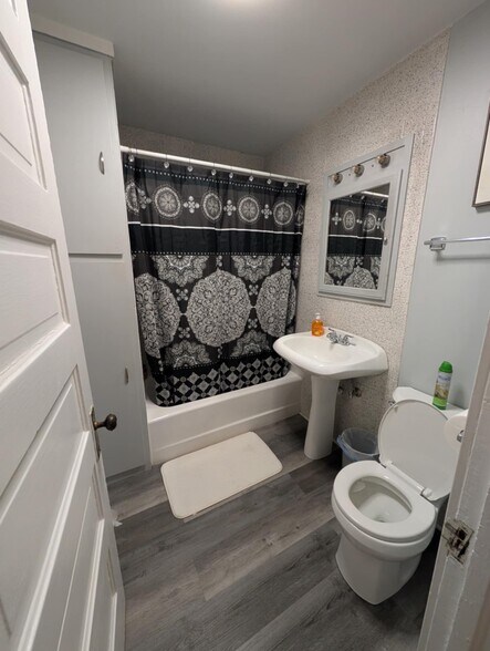 Building Photo - 2621 S Howell Ave