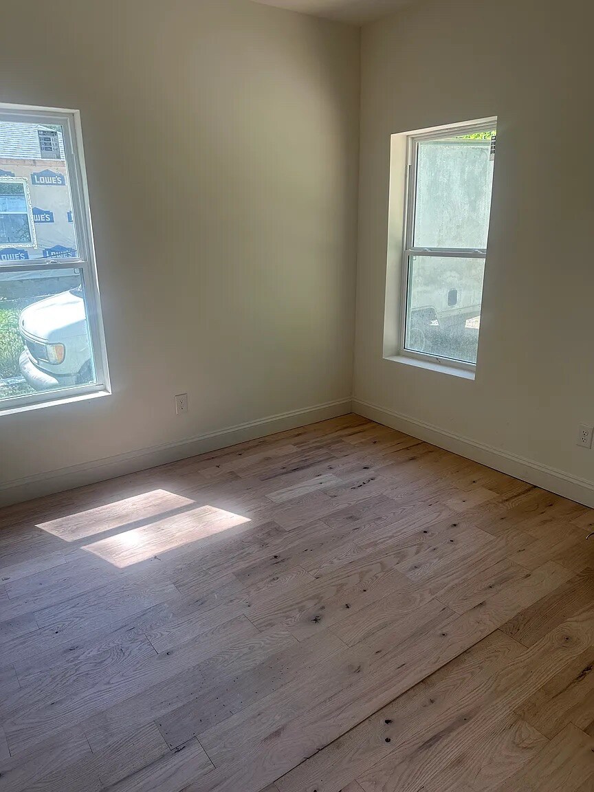 Building Photo - Room in House on Dixon Cir