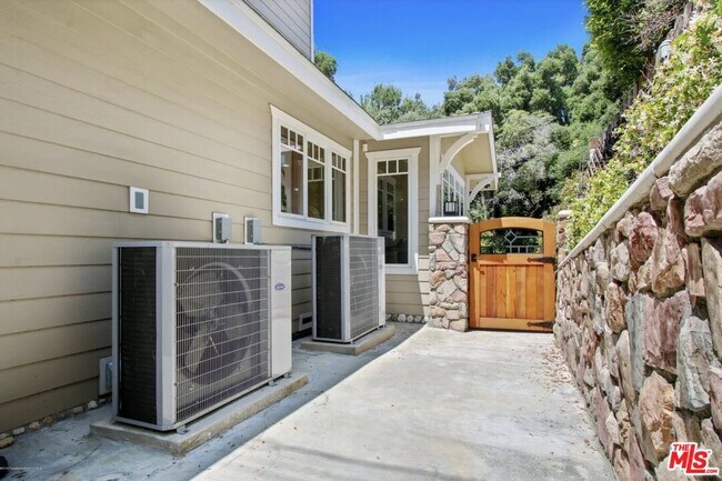 Building Photo - 130 S Arroyo Blvd