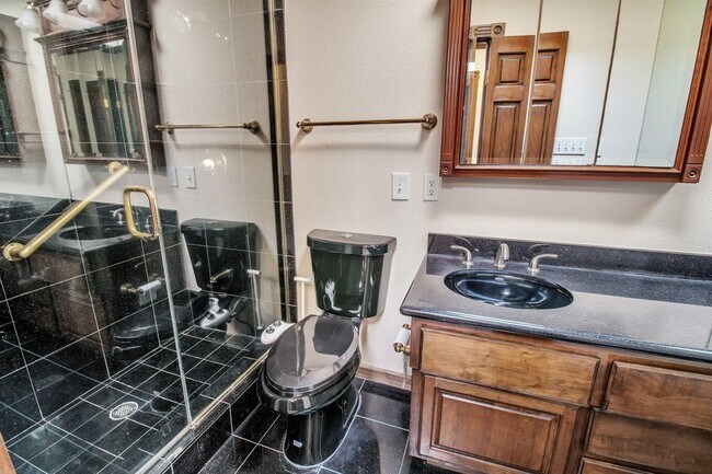 Building Photo - 452 N Post Oak Ln