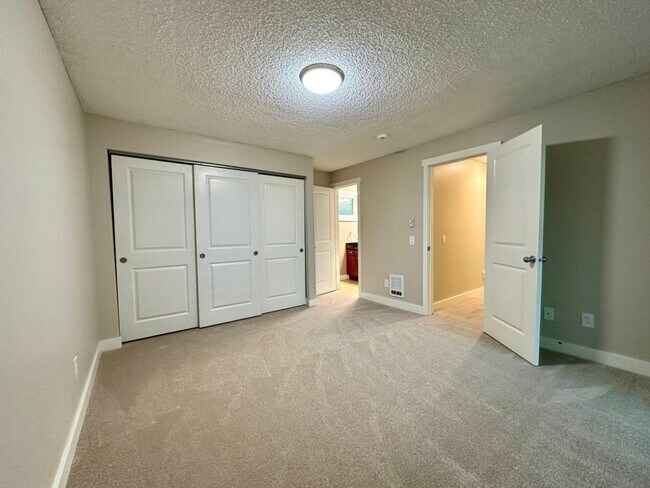 Building Photo - 2Bd/2Ba Bellevue Condo