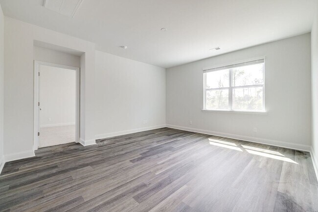 Building Photo - Beautiful 4 bedroom, 2 bathroom home locat...