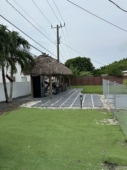 Building Photo - 1212 E River Dr