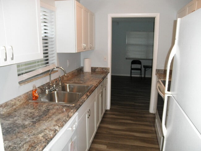 Building Photo - 4648 Summit Blvd