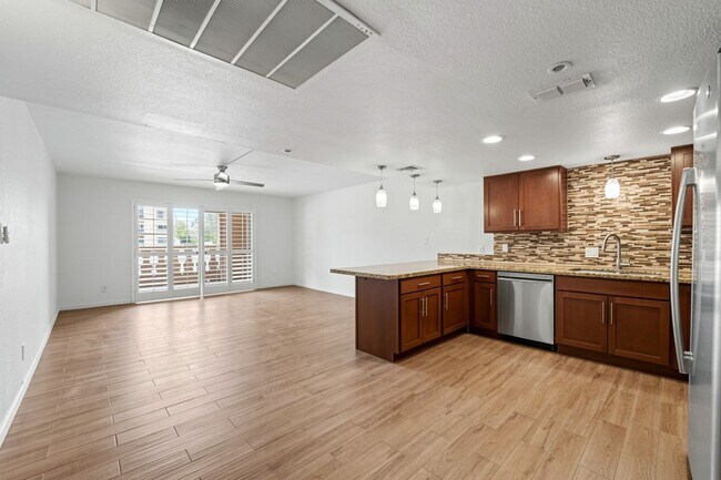 Building Photo - Welcome to this fabulous 2-bedroom, 2-bathroom condo in the heart of South Scottsdale!