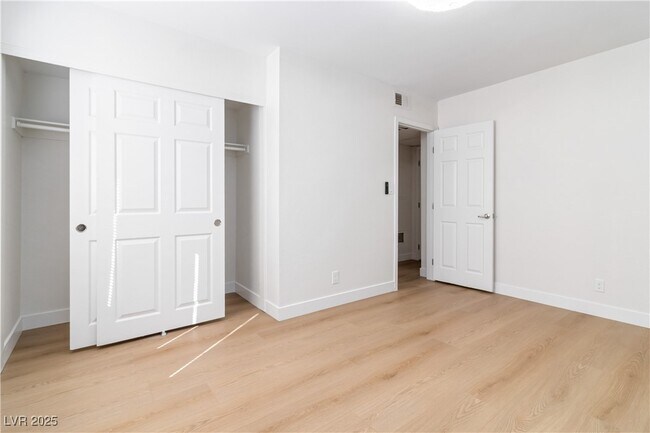 Building Photo - 5060 Indian River Dr