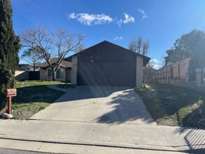 Building Photo - 3 Bed 2 Bath House located in the Heart of Tehachapi! Available 3/1/2026!