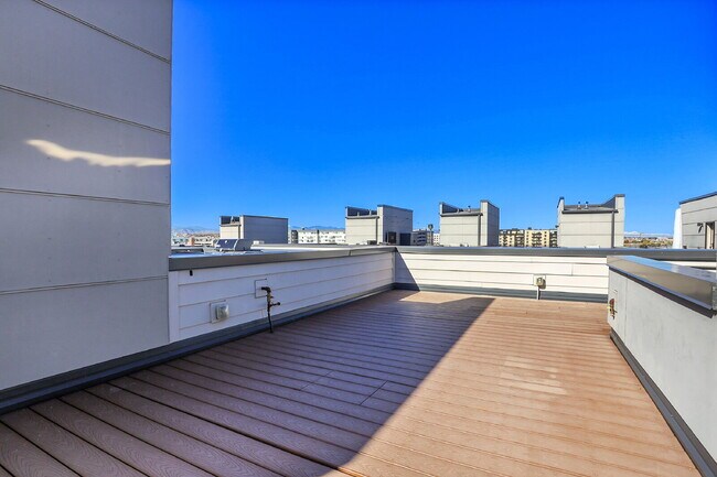 Building Photo - $3,200.00 - 2 Bedrooms, 2.2 Bathrooms, Tow...