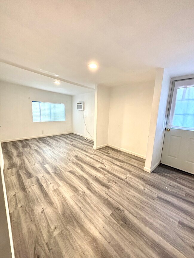 Building Photo - 1851 E 43rd St