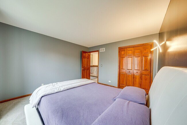 Building Photo - 3423 Goldfinch Dr