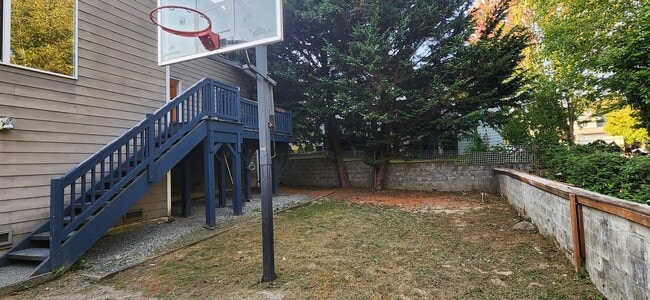 Building Photo - 5 bedroom 2.5 Bathroom single family home ...