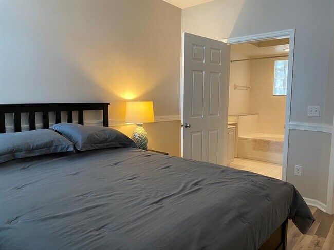 Building Photo - 3205 NE 184th St