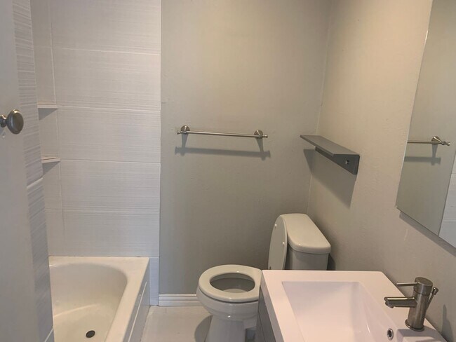 Building Photo - Modern 2 Bedroom, 2 Bathroom Condo in the Heart of Vibrant Oaklawn!