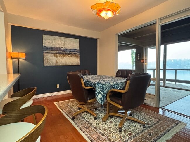 Building Photo - 221 N Bay Ln