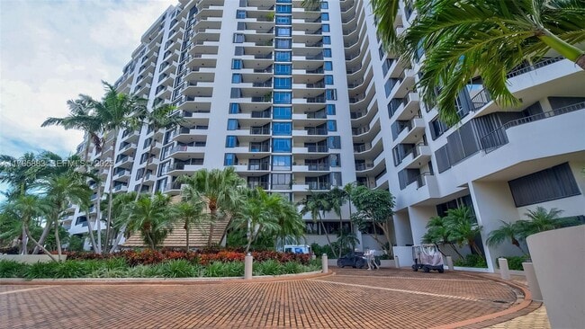 Building Photo - 520 Brickell Key Dr