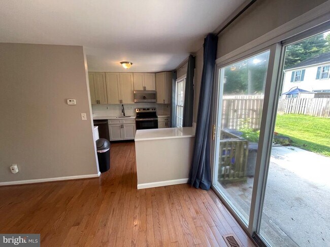 Building Photo - 10075 Maple Leaf Dr