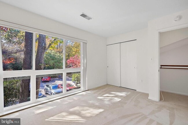 Building Photo - 2006 Lakebreeze Way