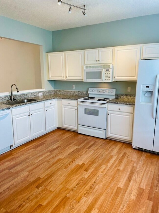Building Photo - 3 Bedroom Townhome off Pelham Road